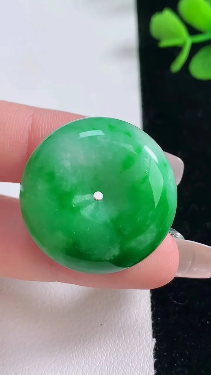 天然A货翡翠平安扣吊坠，尺寸28.3-12.4，重量:21.75g
12月30日