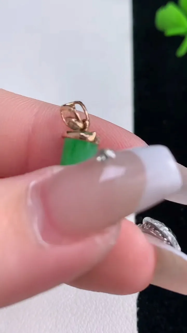 天然A货翡翠无事牌吊坠，尺寸23-6.5-5.4，重量:2.50g
12月30日