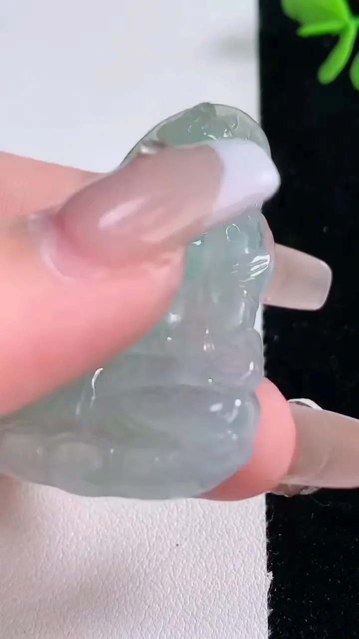 天然A货翡翠度母观音吊坠，尺寸48.2-31.3-4.6，重量:12.09g
12月30日