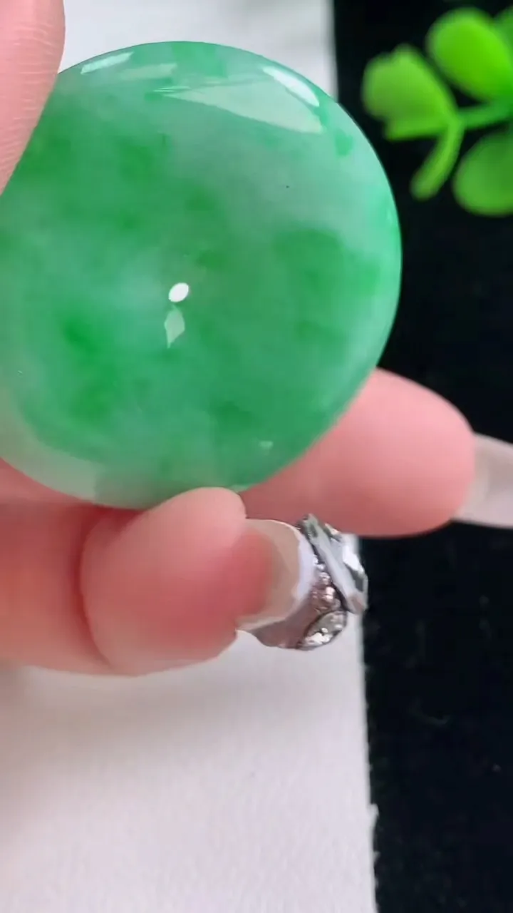 天然A货翡翠平安扣吊坠，尺寸35.3-5.7，重量:15.38g
12月30日