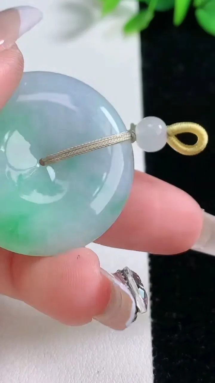 天然A货翡翠平安扣吊坠，尺寸34-6，重量:14.73g
12月30日