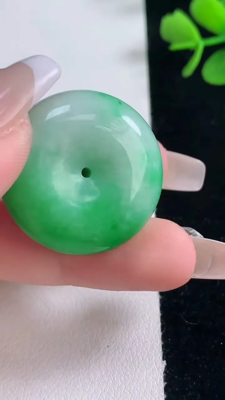 天然A货翡翠平安扣吊坠，尺寸28.3-12.4，重量:21.75g
12月30日