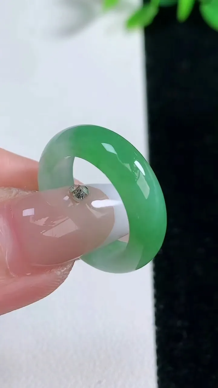 天然A货翡翠指环戒指，尺寸16-5.4-2.9，重量:3.30g2025年12月30日
工厂直销收藏佳品,种好水足，色泽均匀，有种有色，上手高大气！