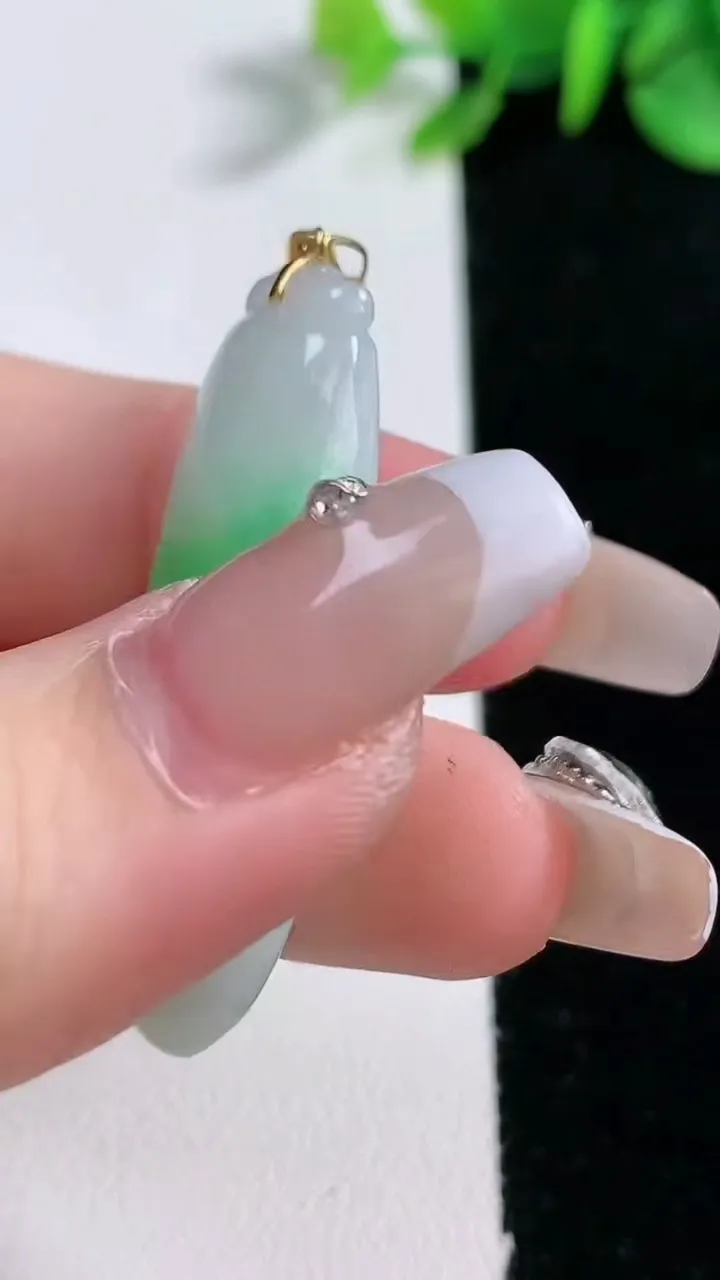 天然A货翡翠福瓜吊坠，尺寸38.5-13.5-7.3，重量:9.62g
12月30日