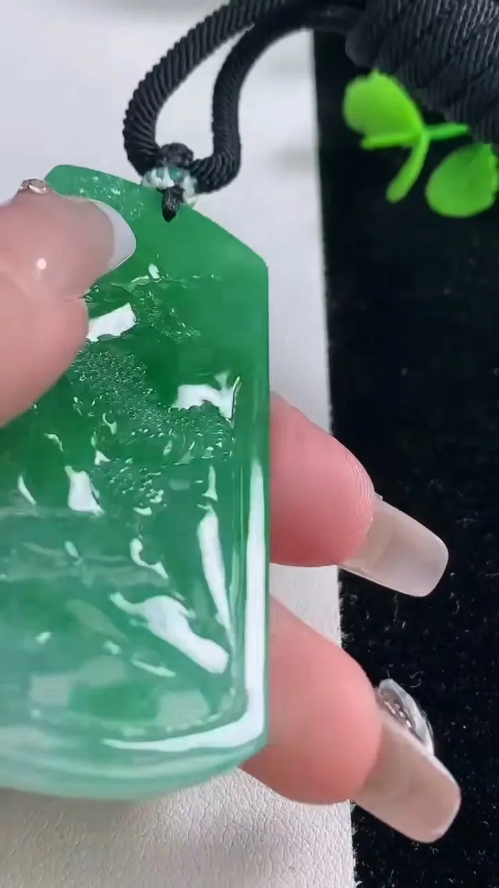 天然A货翡翠山水牌吊坠，尺寸59.5-40.2-5.6，重量:32.48g
12月30日