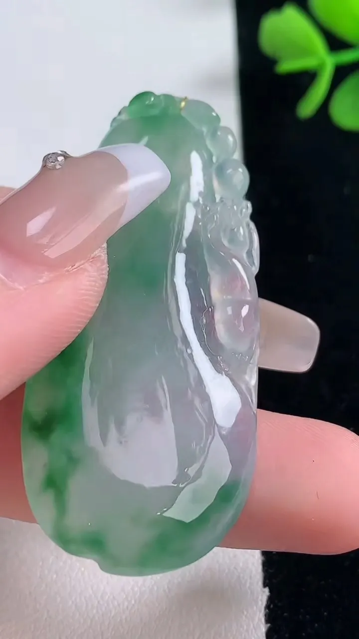 天然A货翡翠福瓜吊坠，尺寸51.8-22.7-5.3，重量:11.50g
12月30日