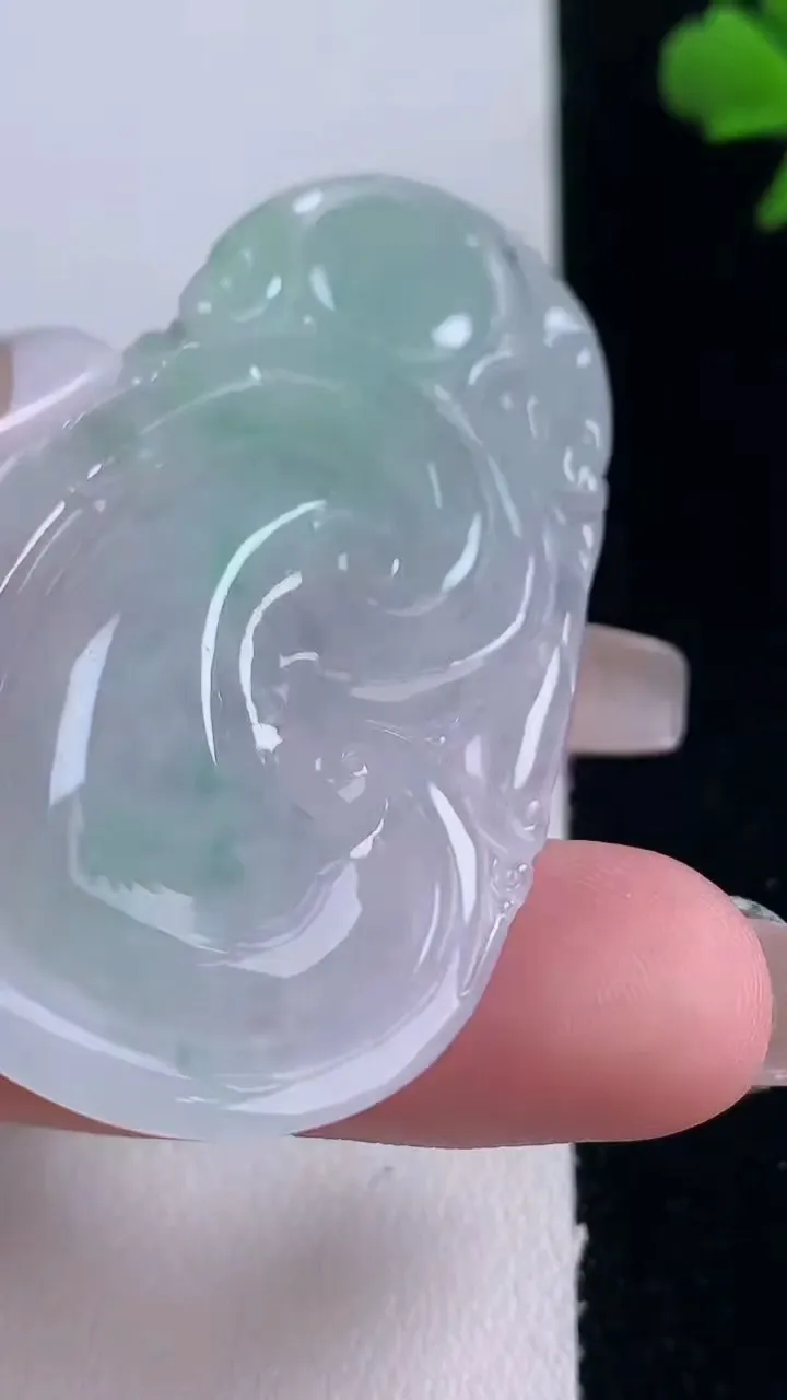 天然A货翡翠如意吊坠，尺寸53.2-30-6，重量:17.87g
12月30日