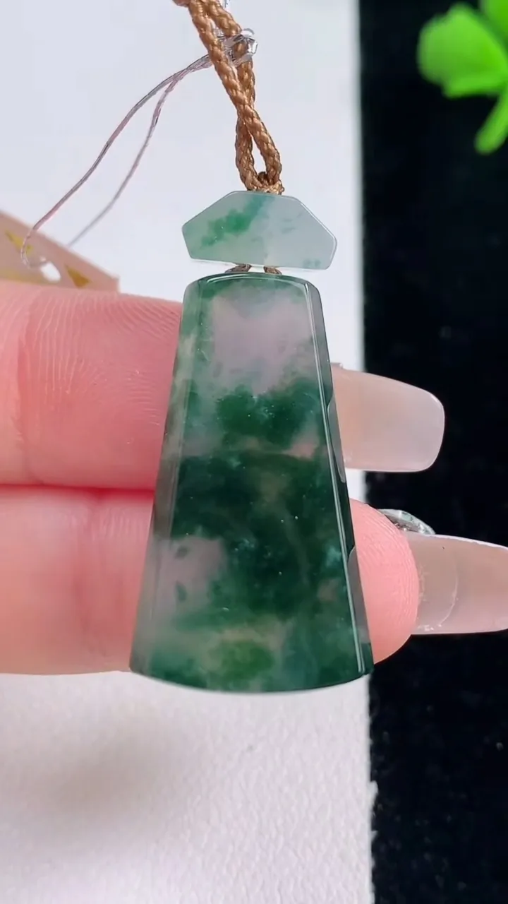 天然A货翡翠冰种飘花仿古无事牌吊坠，尺寸28.3-16-5.7，重量:7.77g
12月30日