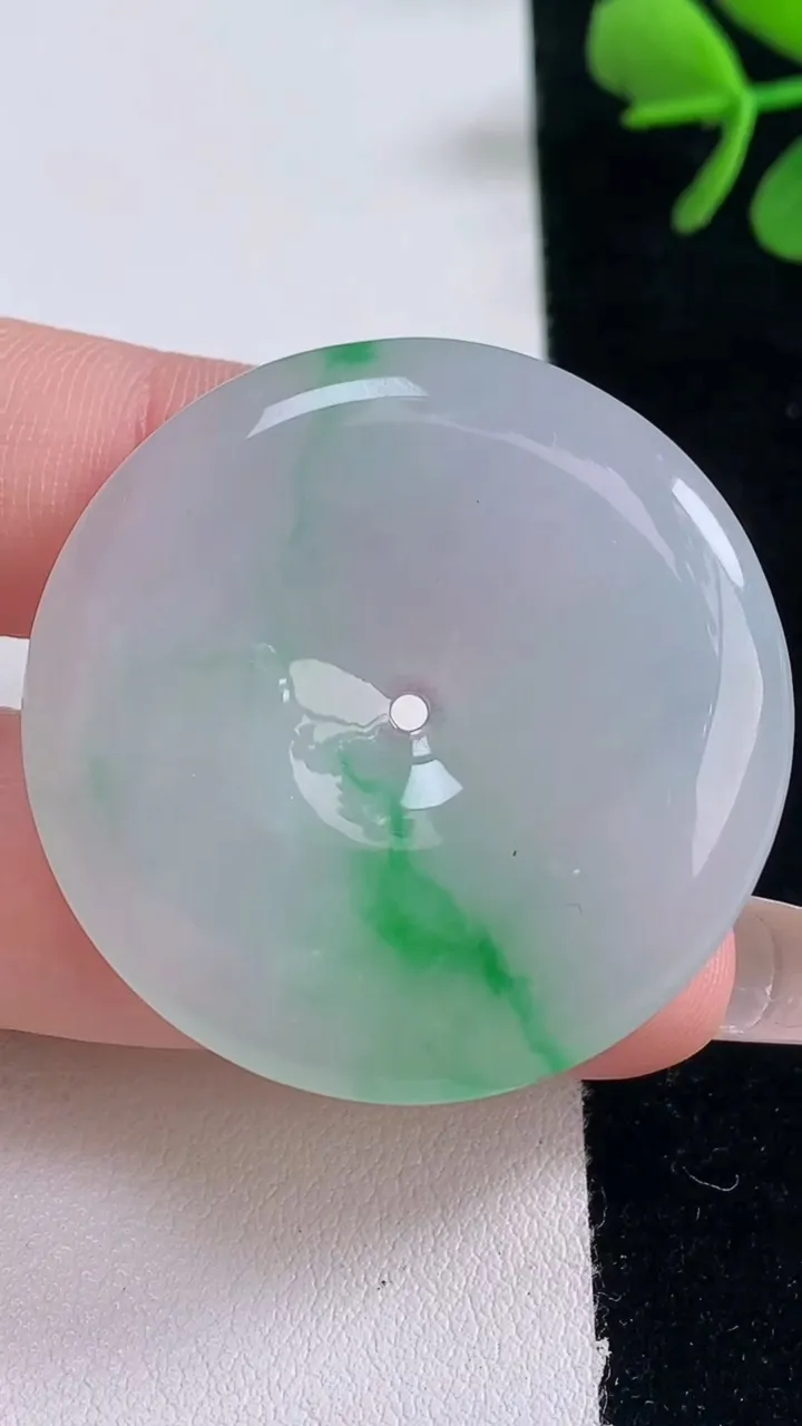 天然A货翡翠平安扣吊坠，尺寸37.2-5.5，重量:17.48g
12月30日