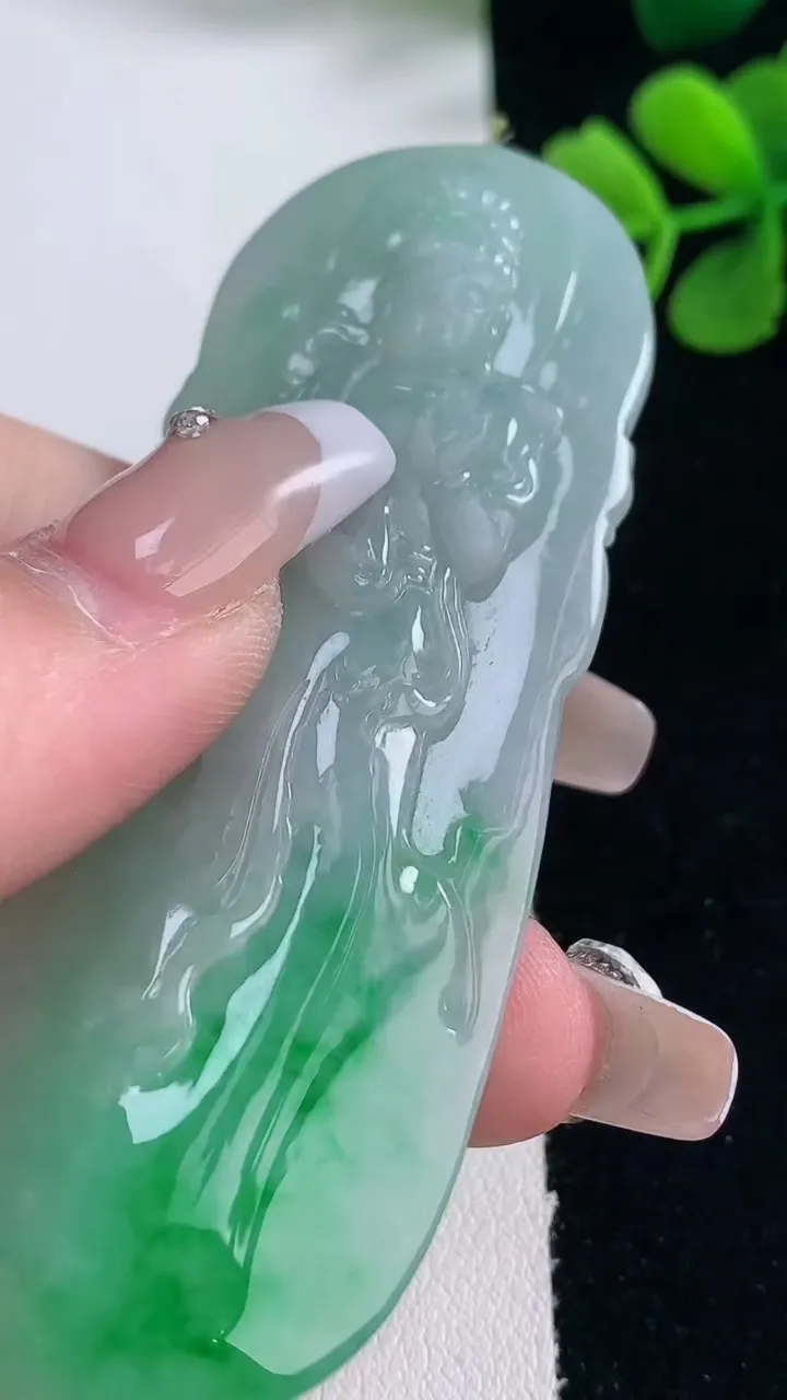 天然A货翡翠观音菩萨吊坠，尺寸81-29.6-12.3，重量:51.63g
12月30日