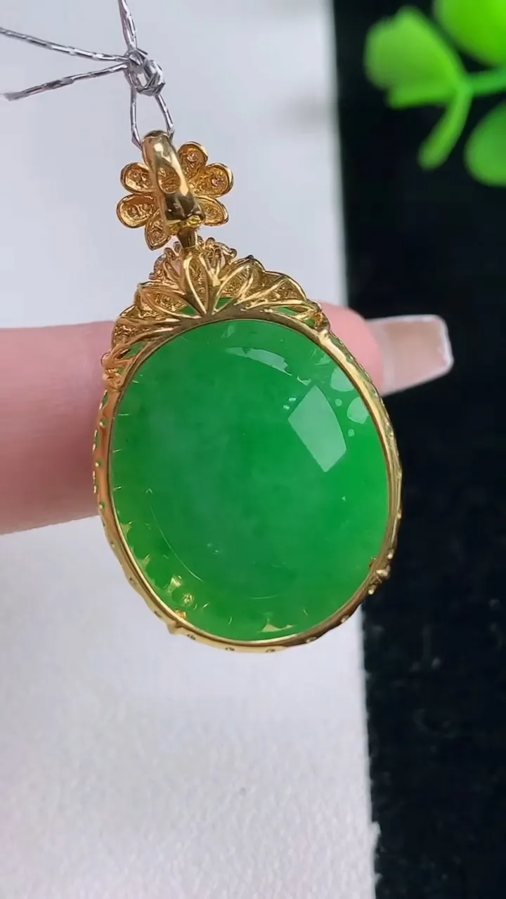 天然A货翡翠蛋面吊坠，尺寸32.7-22.2-18.5-10.8，重量:9.11g
12月30日