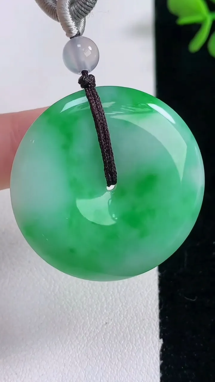 天然A货翡翠平安扣吊坠，尺寸33.8-6，重量:19.54g
12月30日