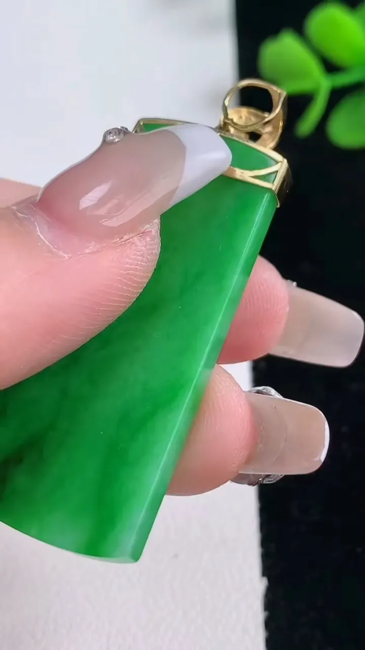 天然A货翡翠无事牌吊坠，尺寸43.8-21.2-3.3，重量:10.39g
12月30日