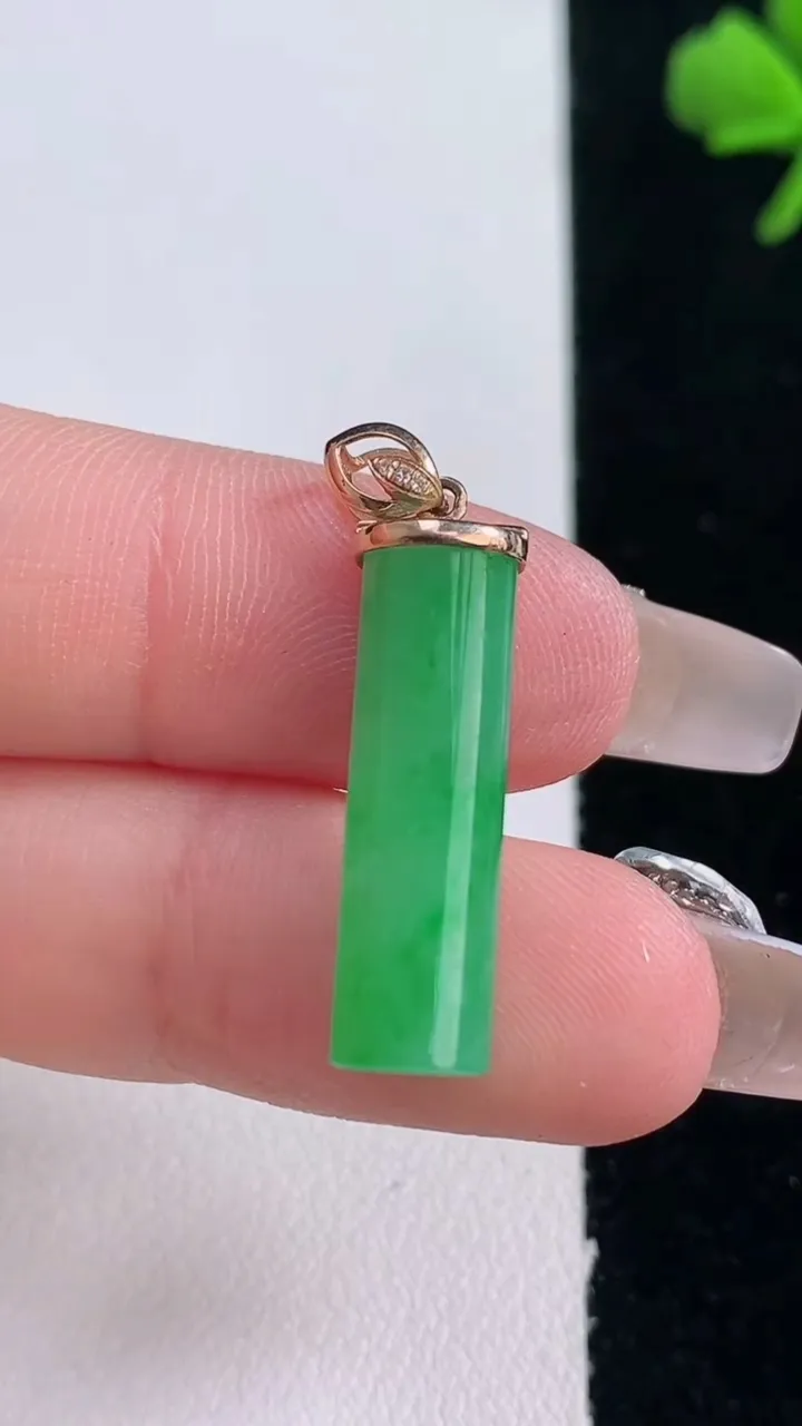 天然A货翡翠无事牌吊坠，尺寸23-6.5-5.4，重量:2.50g
12月30日