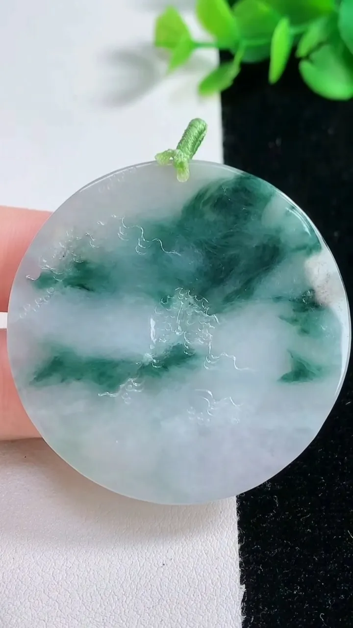 天然A货翡翠牌吊坠，尺寸49.5-4.7，重量:26.38g
12月30日