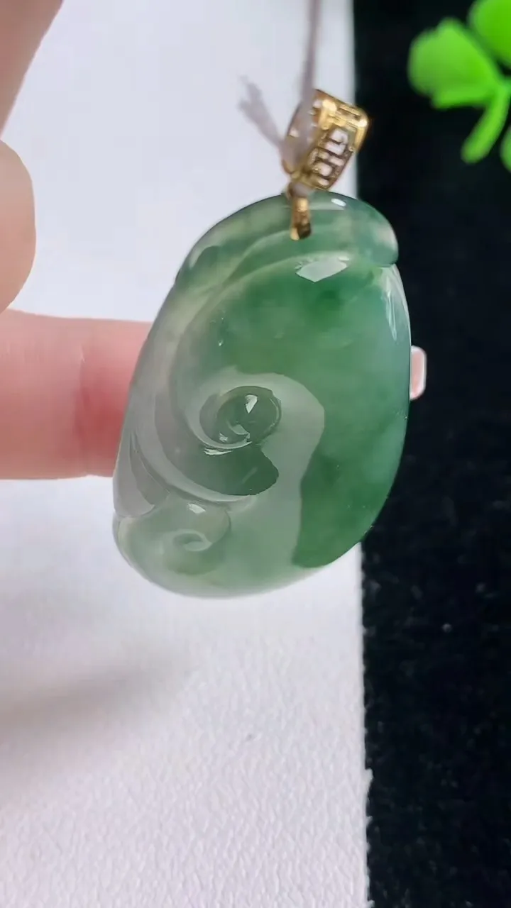 天然A货翡翠如意吊坠，尺寸44.4-24.8-6.2，重量:12.57g
12月30日