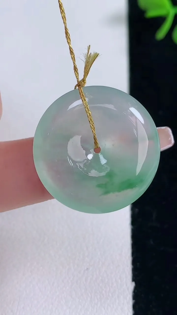 天然A货翡翠冰种飘花平安扣吊坠，尺寸24.3-5.2，重量:6.98g
12月30日