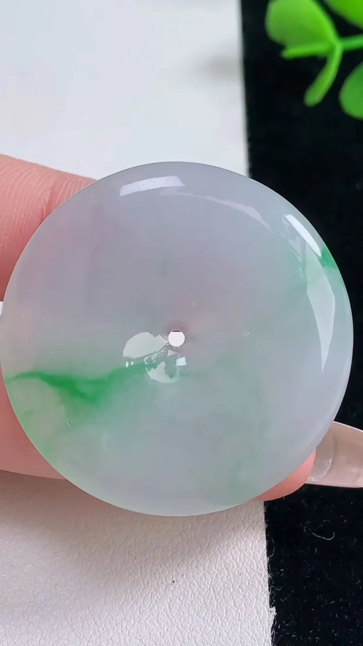 天然A货翡翠平安扣吊坠，尺寸37.2-5.5，重量:17.48g
12月30日