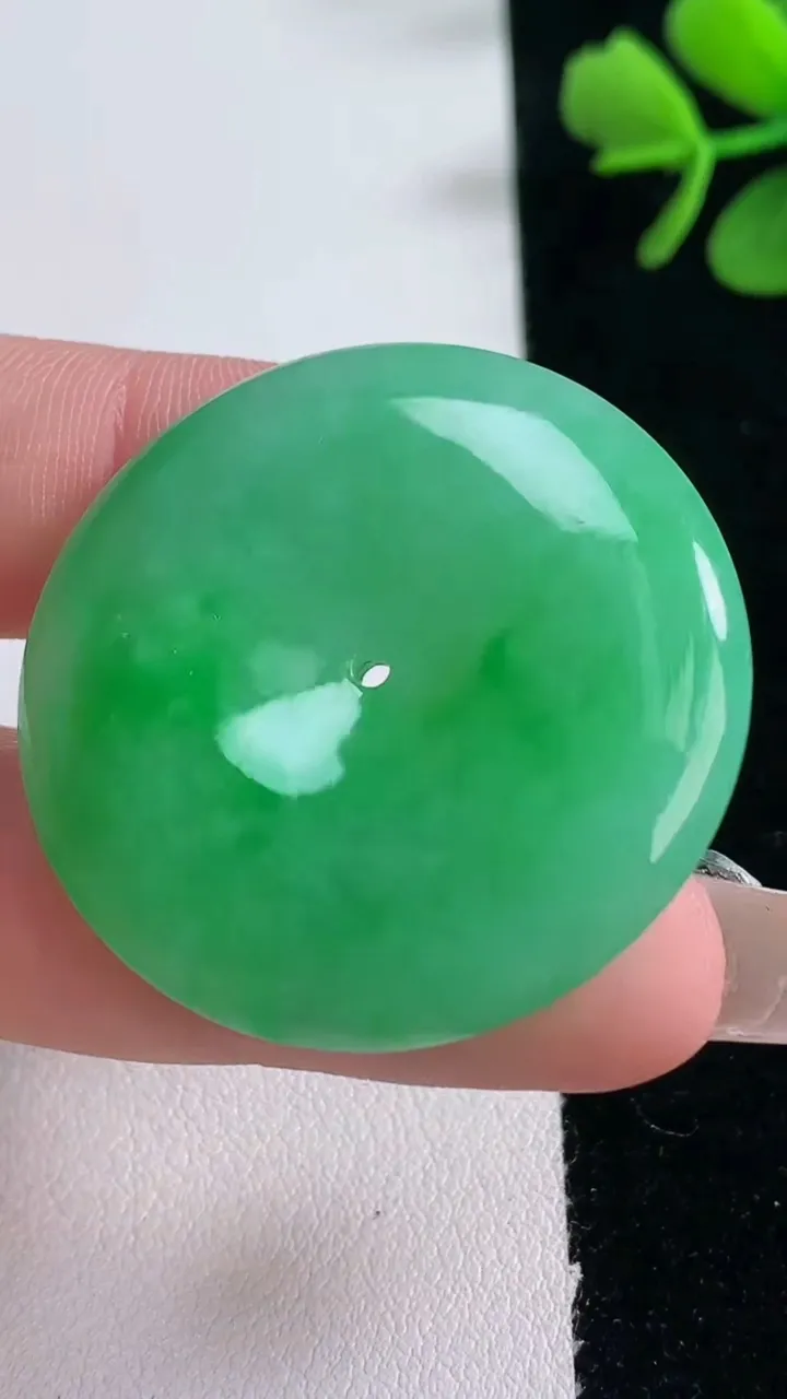 天然A货翡翠平安扣吊坠，尺寸35-5.4，重量:14.99g
12月30日