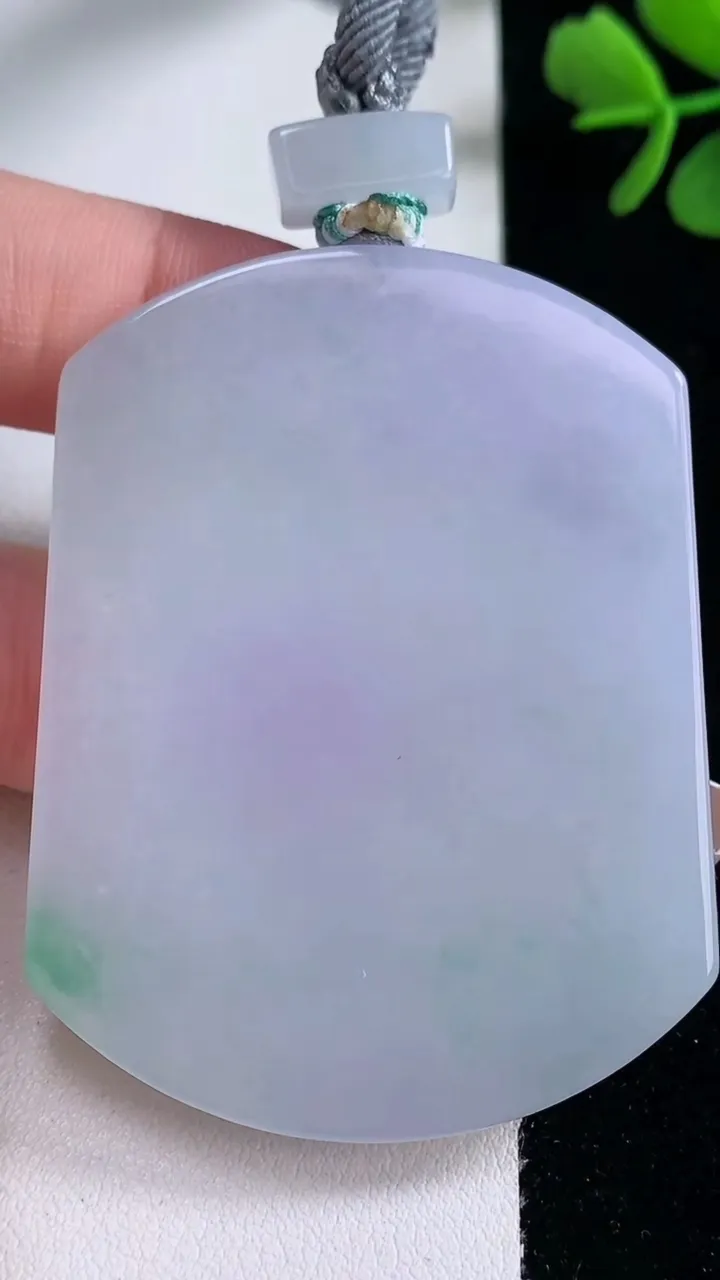 天然A货翡翠春带彩紫罗兰无事牌吊坠，尺寸55.8-42.5-5.7，重量:44.50g
12月30日