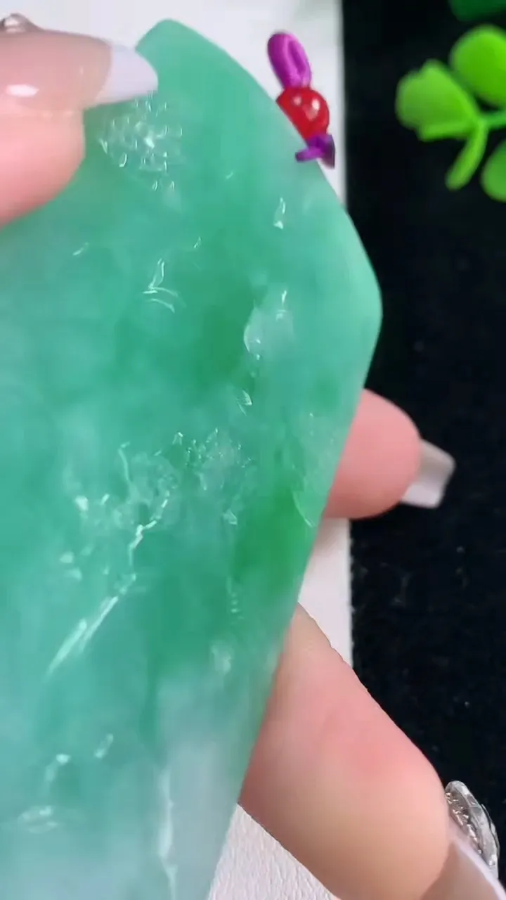 天然A货翡翠山水牌吊坠，尺寸74.5-47-6.7，重量:51.56g
12月30日