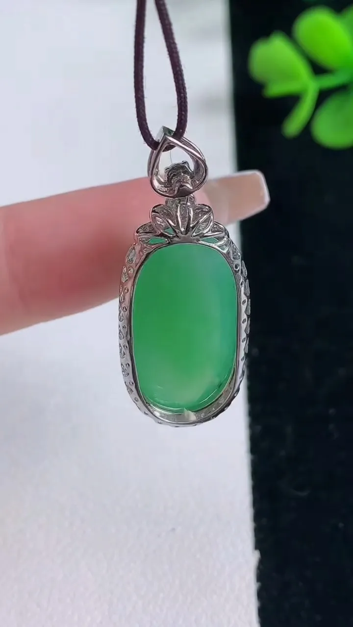 天然A货翡翠福瓜吊坠，尺寸31.8-13.2-9.4，裸石21.3-11重量:4.35g
12月30日