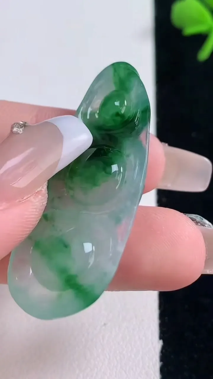 天然A货翡翠福豆吊坠，尺寸43-18.6-7.2，重量:8.05g
12月30日