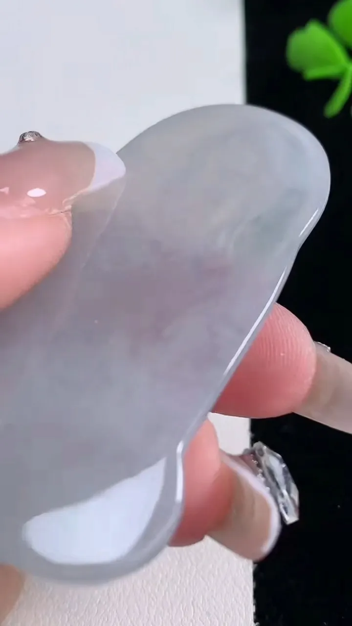 天然A货翡翠观音菩萨吊坠，尺寸63-39.8-6.5，重量:30.83g
12月30日