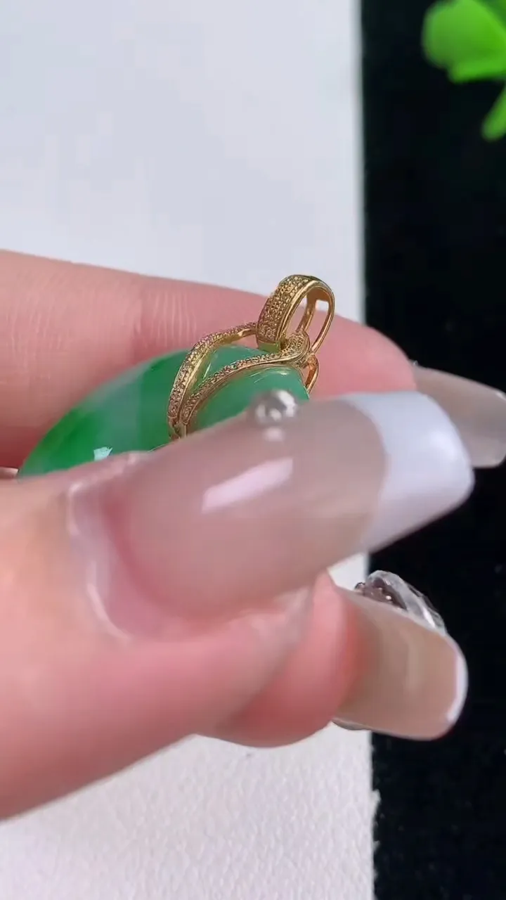 天然A货翡翠平安环吊坠，尺寸24-4.6，重量:6.47g
12月30日