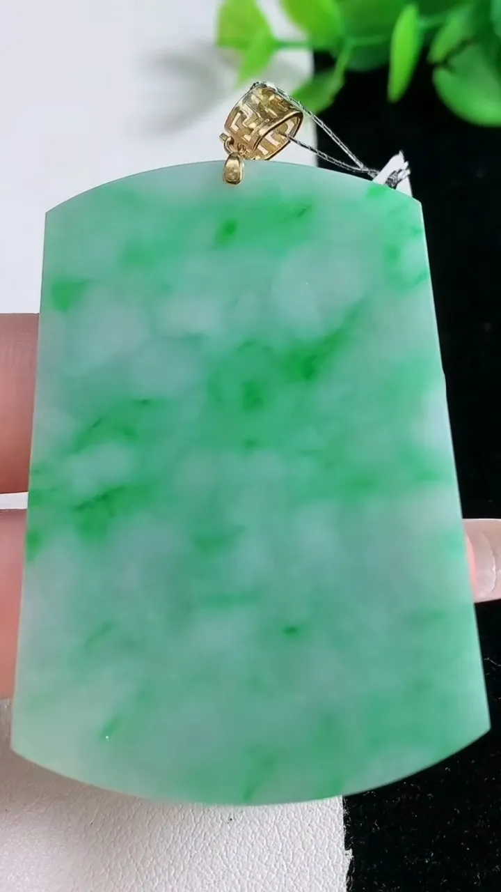 天然A货翡翠无事牌吊坠，尺寸53.3-27.5-5.6，重量:16.76g
12月30日
