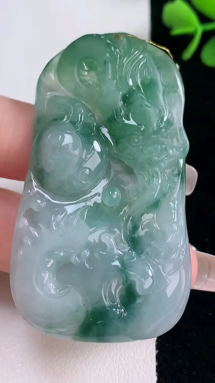 天然A货翡翠飘花龙牌吊坠，尺寸59-33.3-6.8，重量:29.45g
12月30日