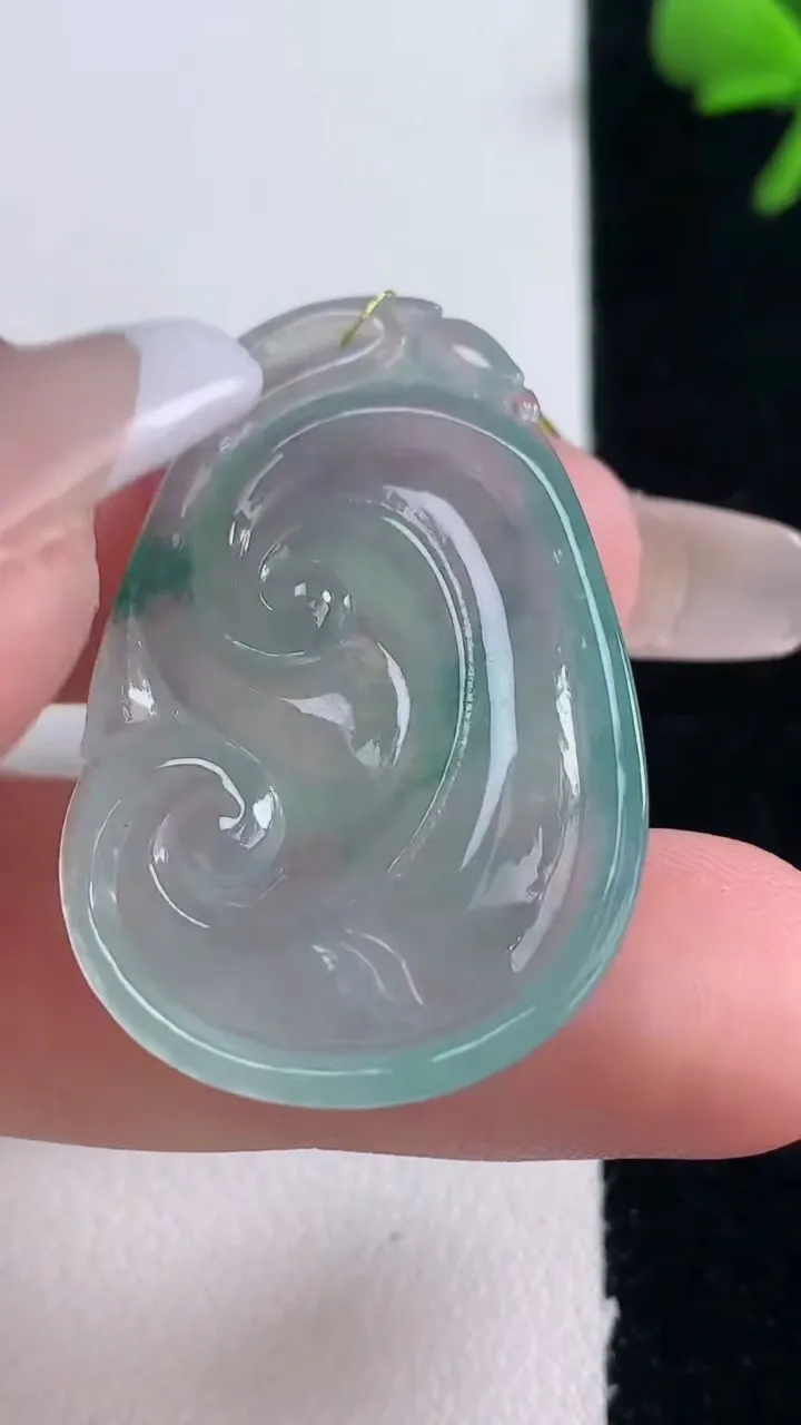 天然A货翡翠冰种飘花如意吊坠，尺寸36-23.6-4.4，重量:7.06g
12月30日