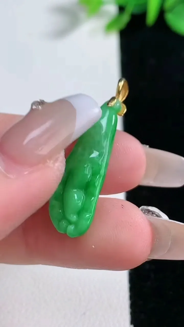 天然A货翡翠佛手瓜吊坠，尺寸24.8-9.2-4.4，重量:1.84g
12月30日