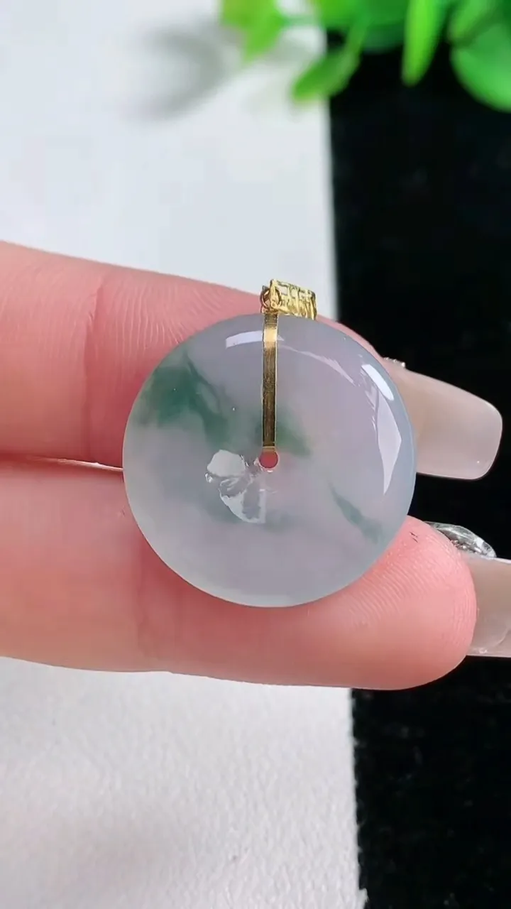 天然A货翡翠种飘花平安扣吊坠，尺寸21-3.7，重量:3.69g
12月30日