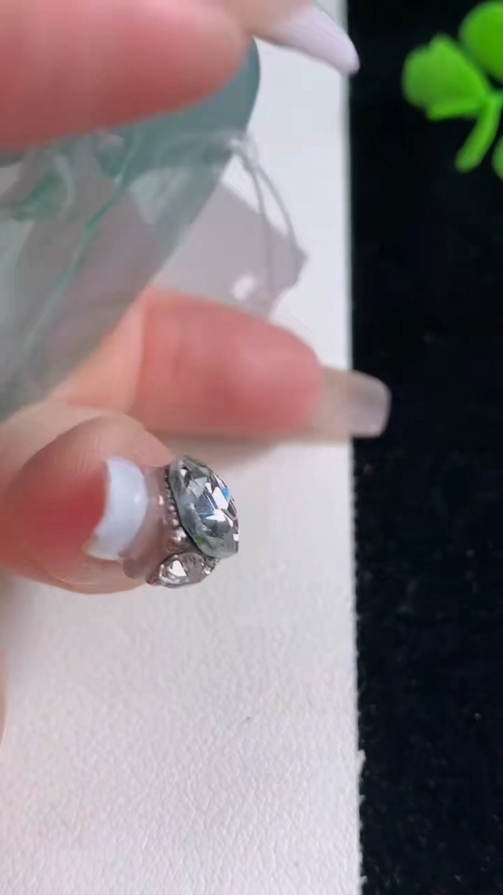 天然A货翡翠牌吊坠，尺寸53-47.7-5.5，重量:30.67g
12月30日