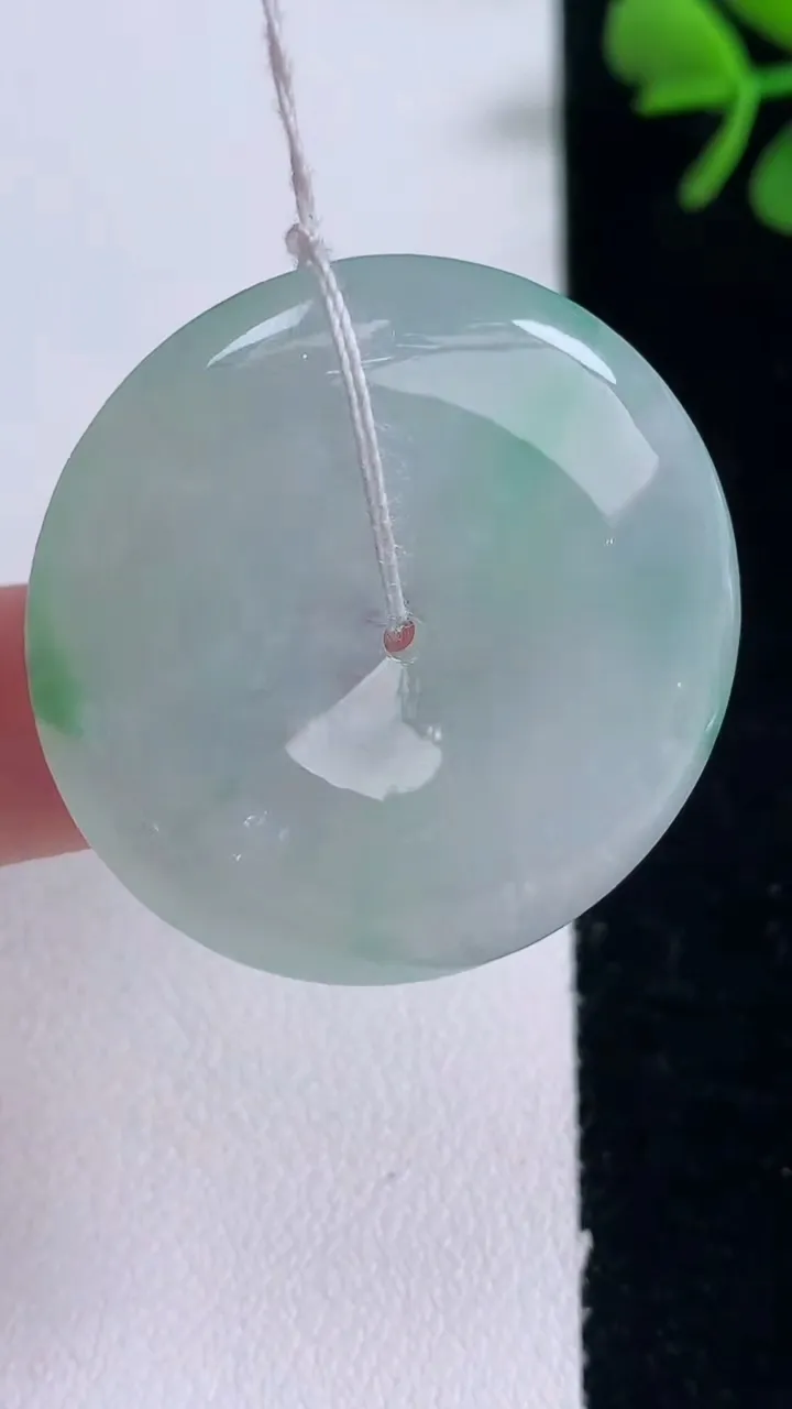 天然A货翡翠平安扣吊坠，尺寸33-5.9，重量:13.68g
12月30日