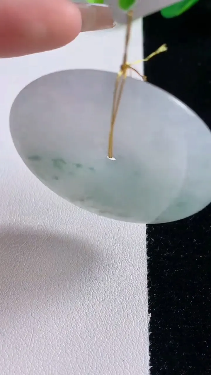 天然A货翡翠冰种飘花平安扣吊坠，尺寸45.6-5.8，重量:24.67g
12月30日