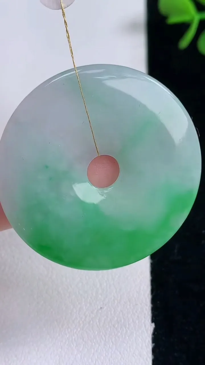 天然A货翡翠平安扣吊坠，尺寸37.5-3.9，重量:13.33g
12月30日