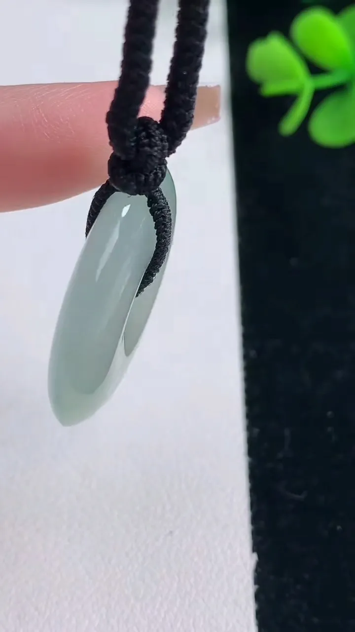 天然A货翡翠平安扣吊坠，尺寸29.7-6.3，重量:14.89g
12月30日