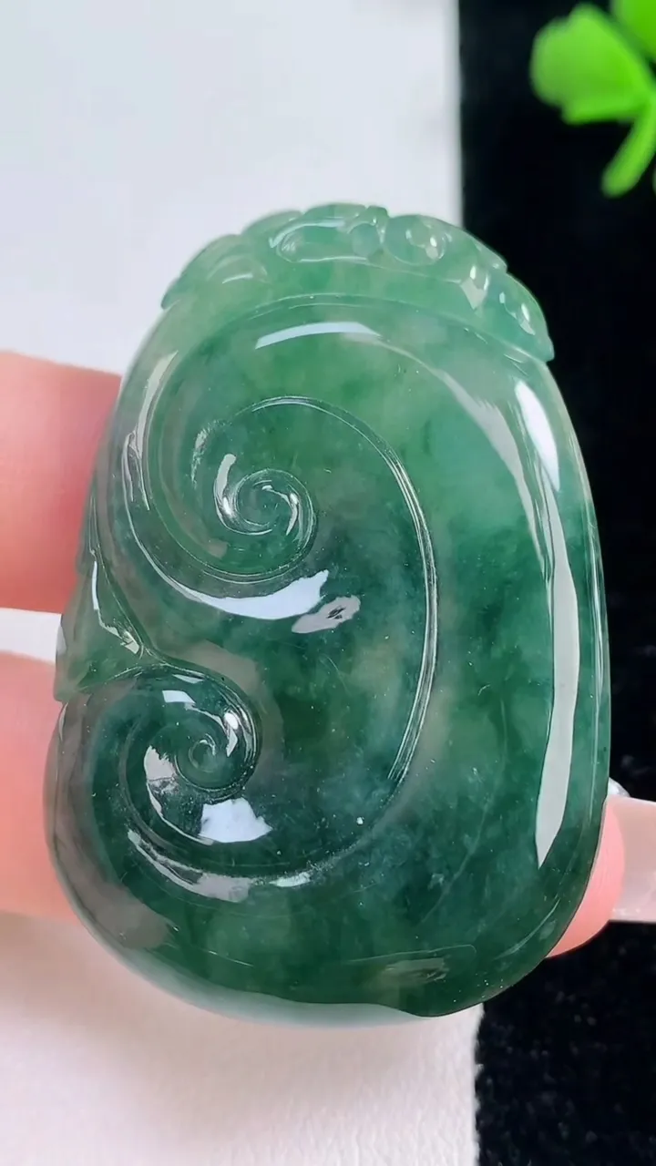 天然A货翡翠冰种飘花如意吊坠，尺寸48.7-32.6-6.2，重量:21.61g
12月30日