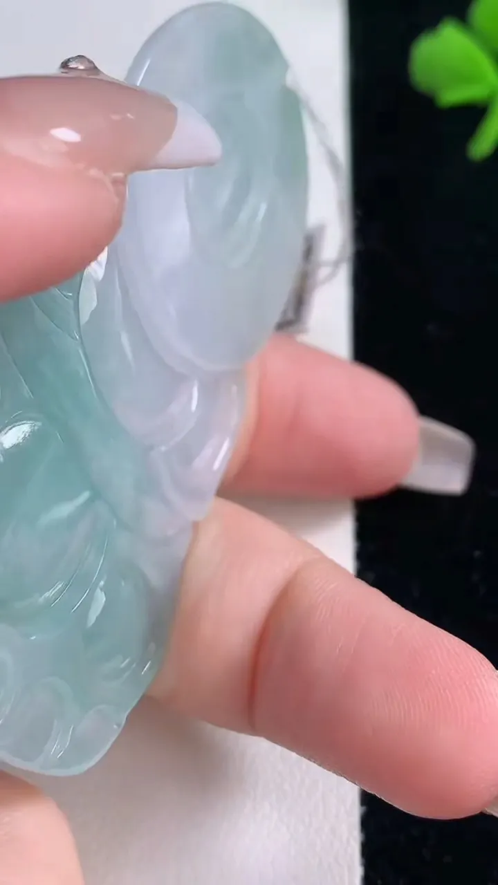 天然A货翡翠观音菩萨吊坠，尺寸67.3-41.4-6.2，重量:30.37g
12月30日