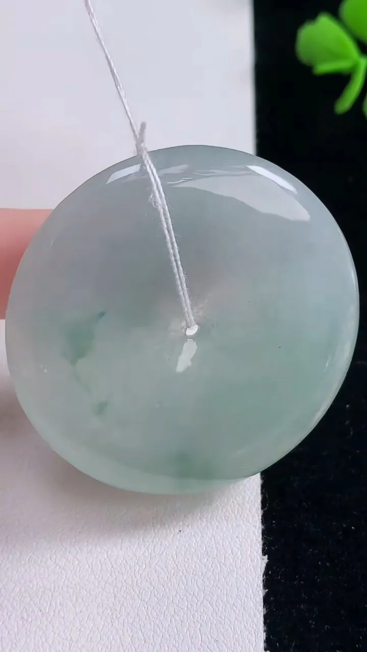 天然A货翡翠冰种飘花平安扣吊坠，尺寸43.8-5.9，重量:25.29g
12月30日