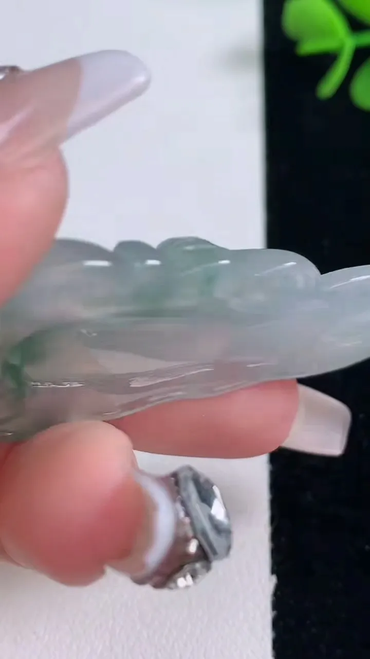 天然A货翡翠冰种飘花观音菩萨吊坠，尺寸53.7-23.7-6.5，重量:14.69g
12月30日