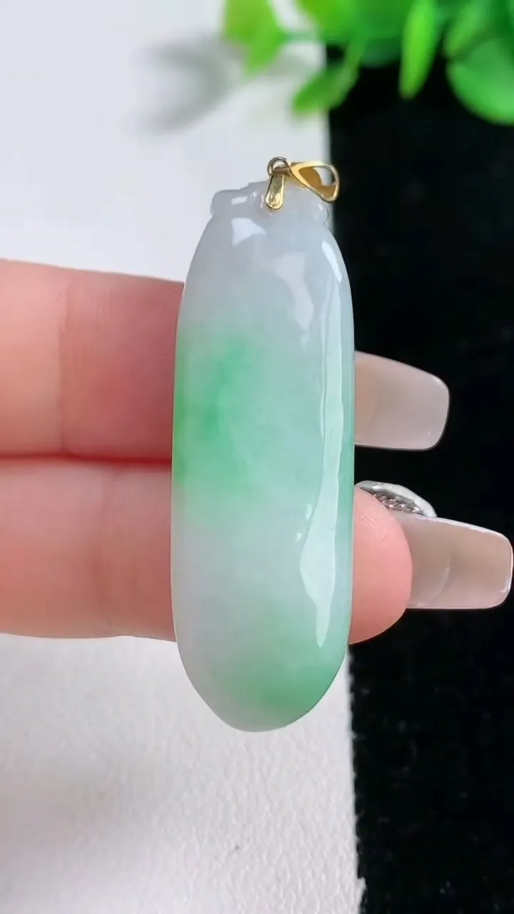 天然A货翡翠福瓜吊坠，尺寸38.5-13.5-7.3，重量:9.62g
12月30日