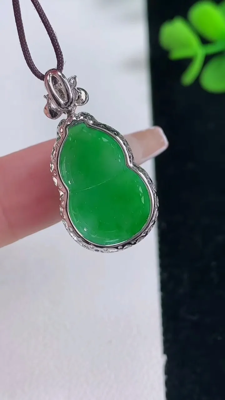 天然A货翡翠葫芦吊坠，尺寸27.6-13.8-7.6，裸石18.2-12重量:3.08g
12月30日