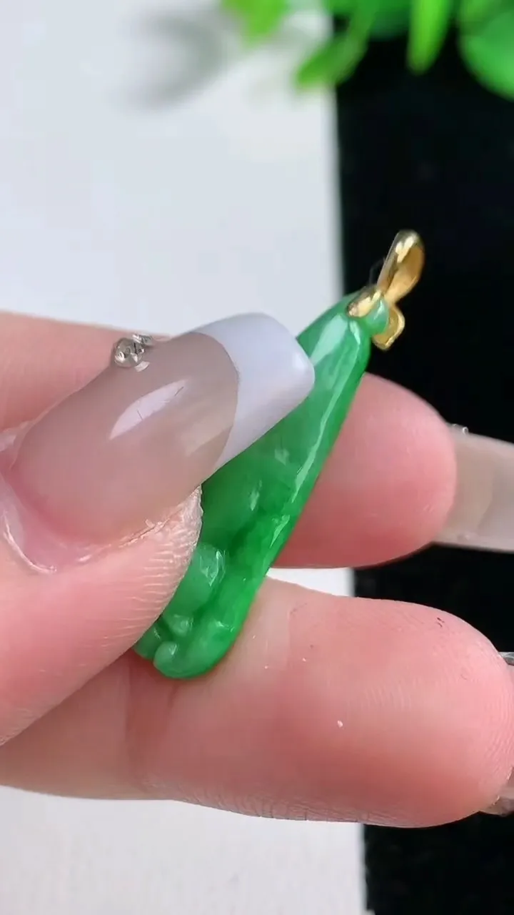 天然A货翡翠佛手瓜吊坠，尺寸24.8-9.2-4.4，重量:1.84g
12月30日