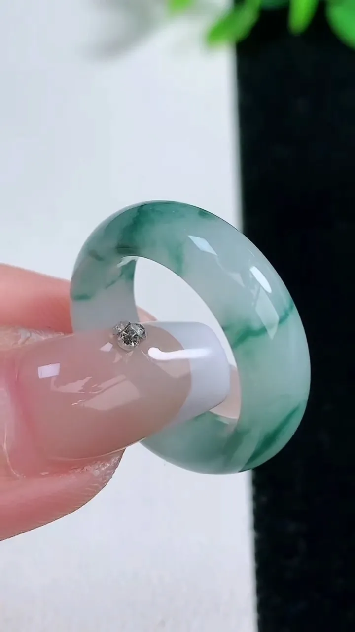 天然A货翡翠冰种飘花指环戒指，尺寸17-6.4-3.4，重量:4.52g2025年12月30日
工厂