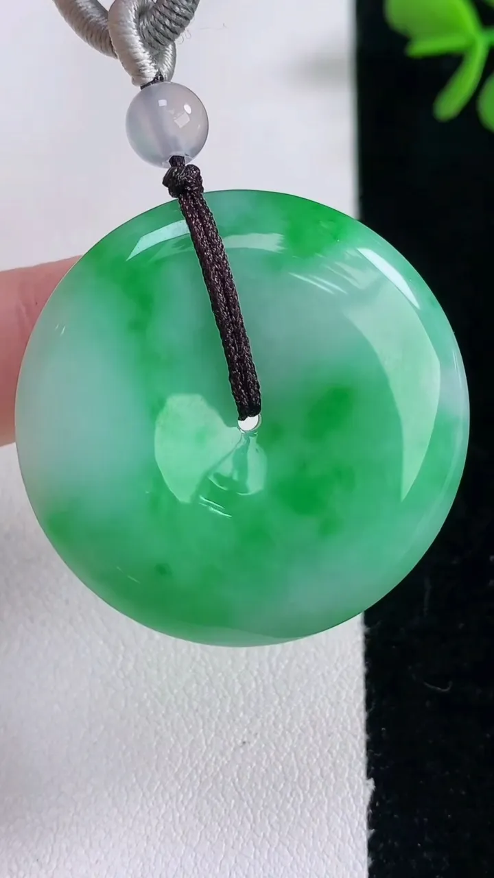 天然A货翡翠平安扣吊坠，尺寸33.8-6，重量:19.54g
12月30日