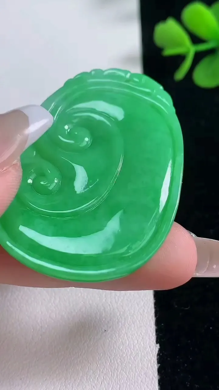 天然A货翡翠如意吊坠，尺寸48.5-33.4-5.8，重量:21.11g
12月30日