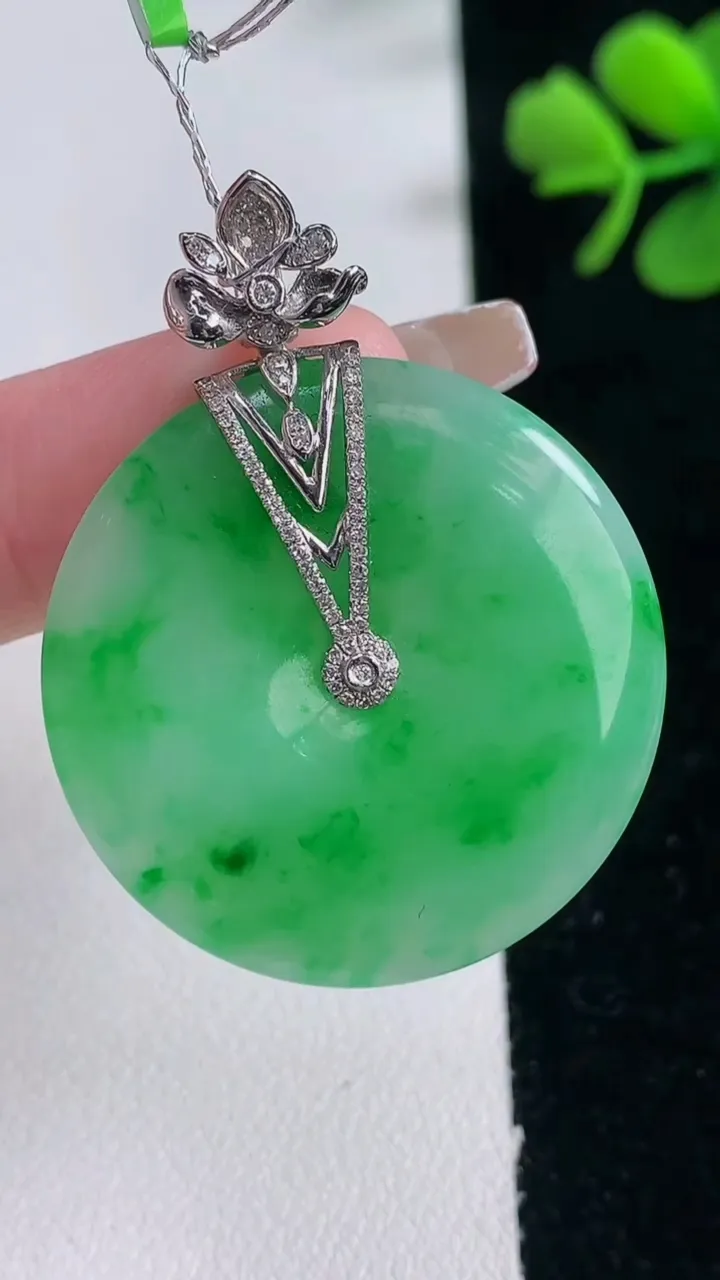 天然A货翡翠平安扣吊坠，尺寸31.3-4.2，重量:11.27g
12月30日